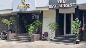 Un hotel y restaurante con un letrero que indica 