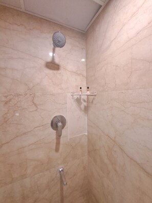 Quarto casal luxo | Escrivaninha, espaço de trabalho para notebook, Wi-Fi de cortesia