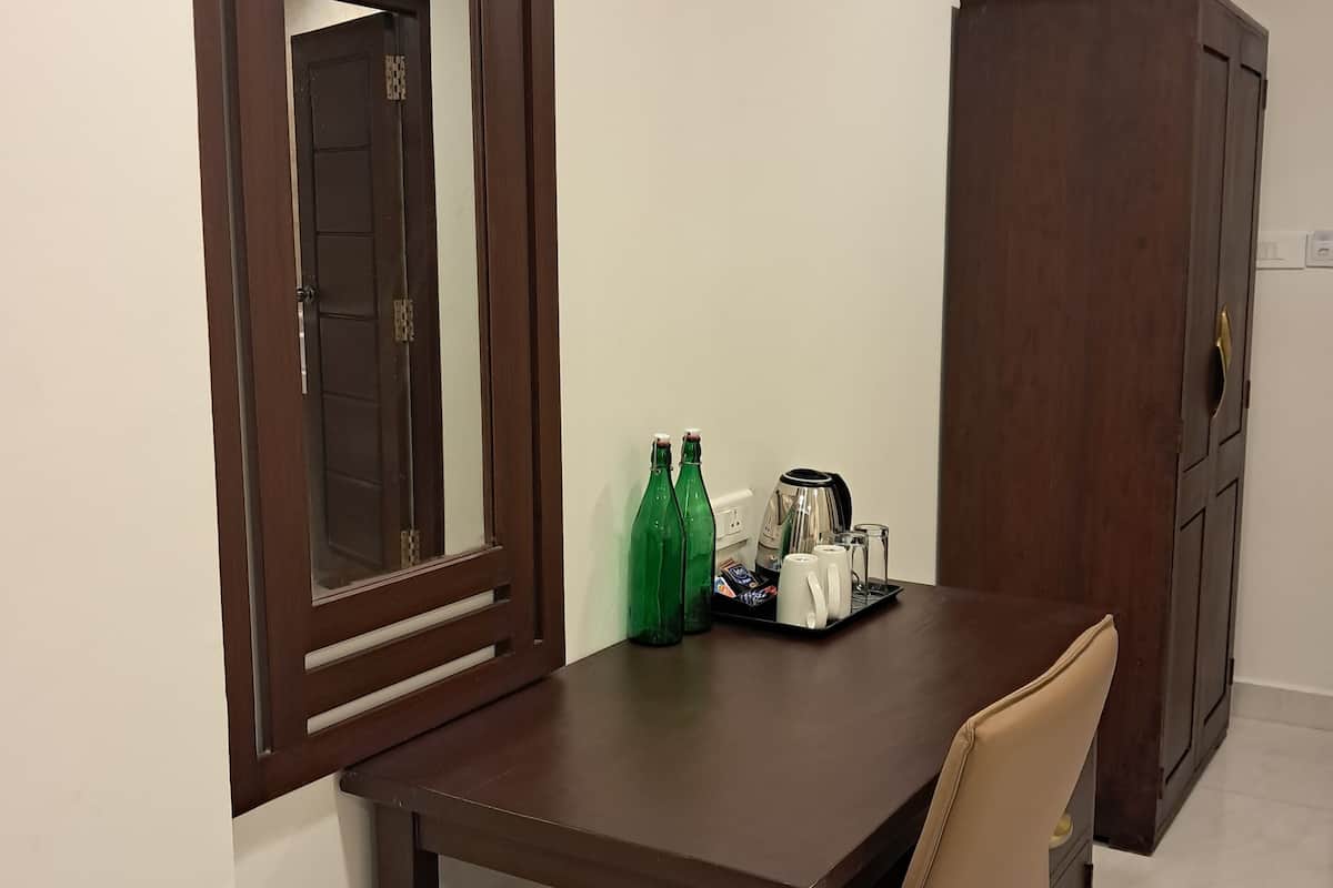 Deluxe Double Room | Desk, laptop workspace, free WiFi