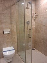 Quarto casal luxo | Banheiro | Chuveiro, produtos de toalete grátis, toalhas de banho, sabonete