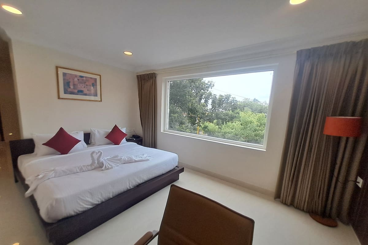 Family Triple Room | Desk, laptop workspace, free WiFi