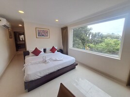 Family Triple Room | Desk, laptop workspace, free WiFi