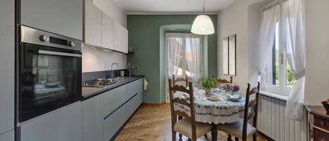 冷蔵庫、電子レンジ、オーブン、コンロ