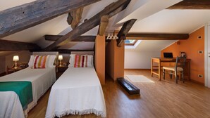Een slaapkamer met twee bedden, een bureau en een stoel.