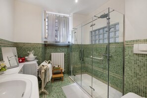 Douche, sèche-cheveux, serviettes fournies