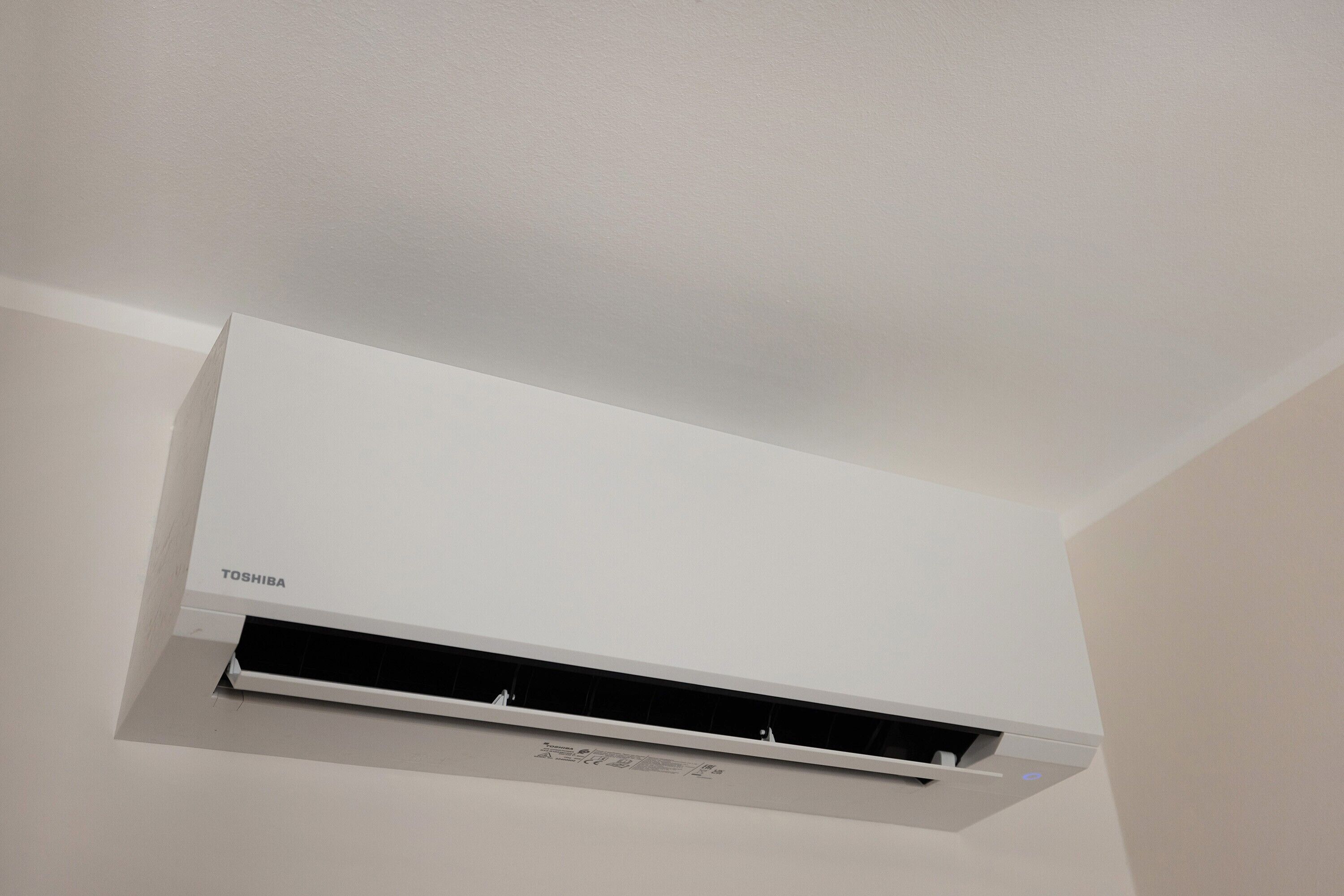 Un appareil de climatisation blanc fixé au mur.