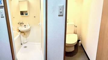 Een haardroger, handdoeken, zeep, toiletpapier