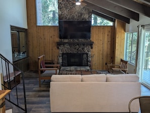 Televisión y chimenea 