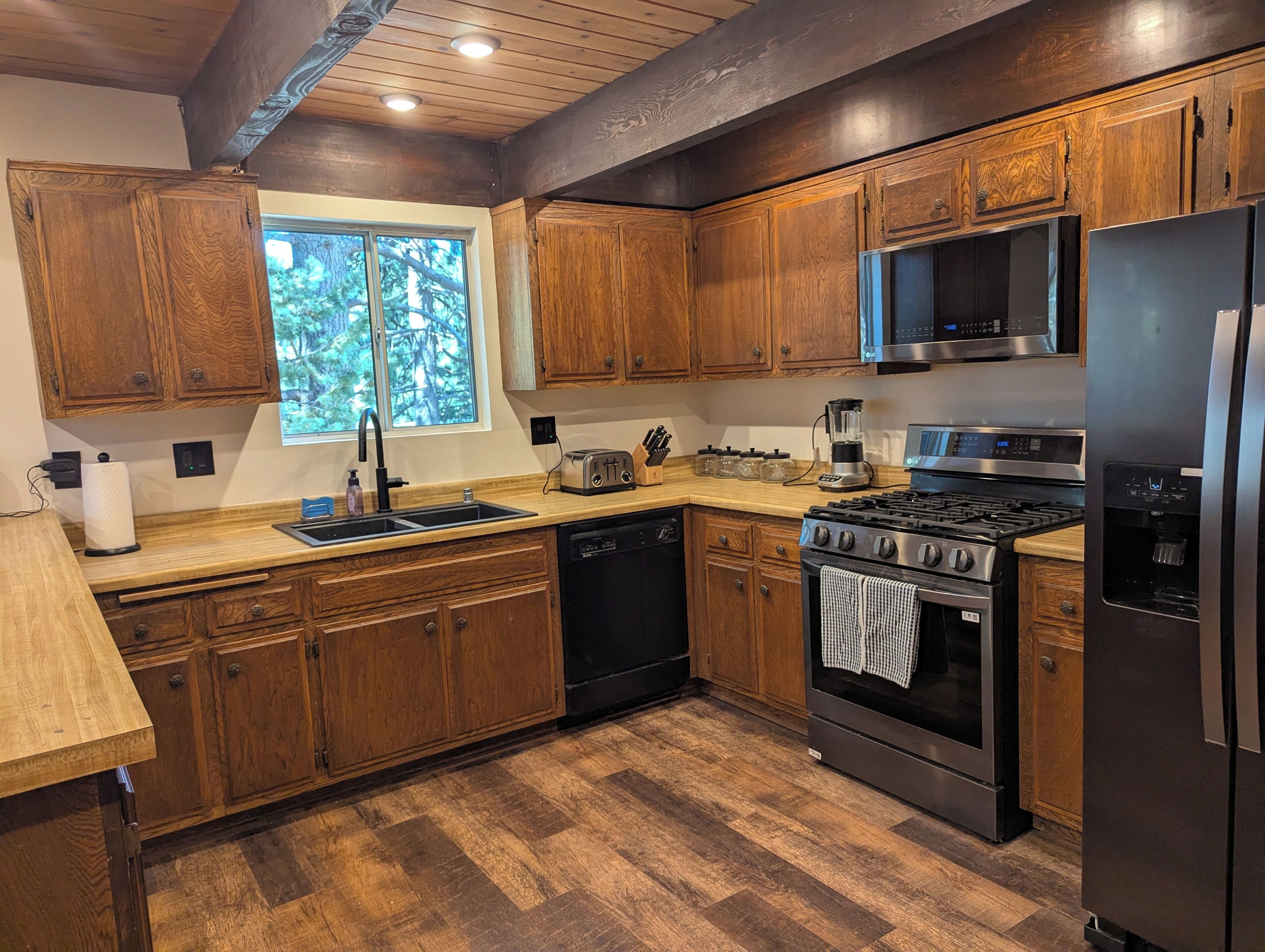 Mikrobølgeovn, ovn, kokeplater og oppvaskmaskin