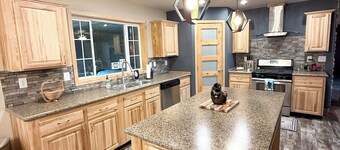 4-bedroom house in enchanting Devils Tower with Hottub and Swim Spa