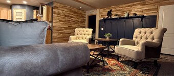 4-bedroom house in enchanting Devils Tower with Hottub and Swim Spa