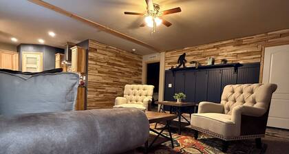 4-bedroom house in enchanting Devils Tower with Hottub and Swim Spa