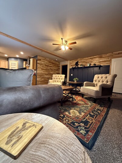 4-bedroom house in enchanting Devils Tower with Hottub and Swim Spa