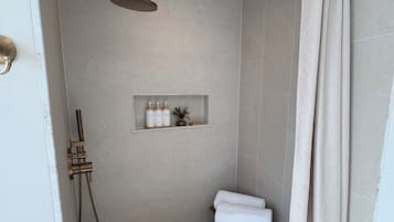 Douche, sèche-cheveux, serviettes fournies, savon
