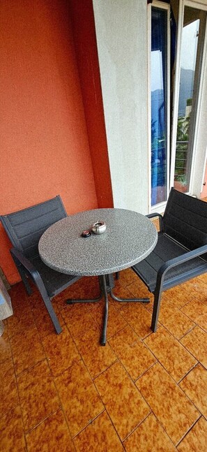 Dormitório compartilhado, 2 quartos | Opções para refeição ao ar livre