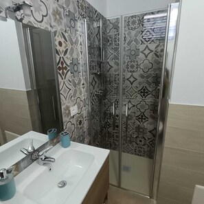 Dusche, Haartrockner, Bidet, Handtücher