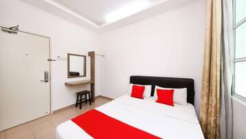 Un dormitorio con cama, espejo, taburete pequeño y puerta.