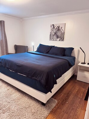 3 habitaciones, tabla de planchar con plancha, wifi y ropa de cama 