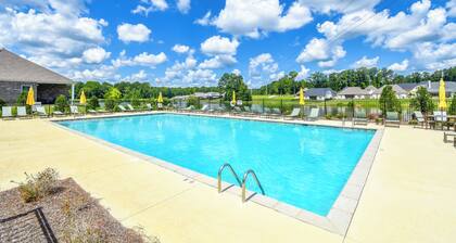 NEW! Plains Getaway In Auburn, 3BR/3BA townhome that sleeps 8 w/EV Charger!