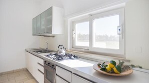 ثلاجة، ميكروويف، فرن، موقد طهي مسطح