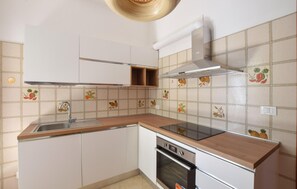 Réfrigérateur, four, plaque de cuisson, cafetière/bouilloire