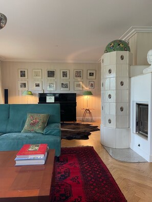 Takka, kirjoja, musiikkikirjasto, stereot