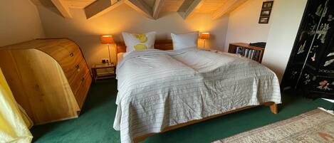 3 chambres, bureau, fer et planche à repasser, lit parapluie