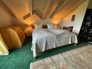 3 Schlafzimmer, Schreibtisch, Bügeleisen/Bügelbrett, Reisekinderbett