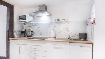 Kühlschrank, Mikrowelle, Ofen, Herdplatte