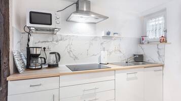 Kühlschrank, Mikrowelle, Ofen, Herdplatte