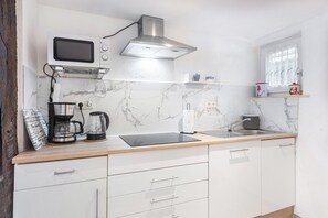 Køleskab, mikrobølgeovn, ovn, kogeplade