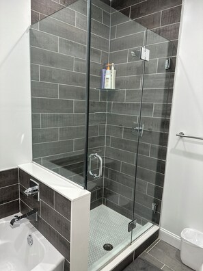Dusche, Haartrockner, Bidet, Handtücher