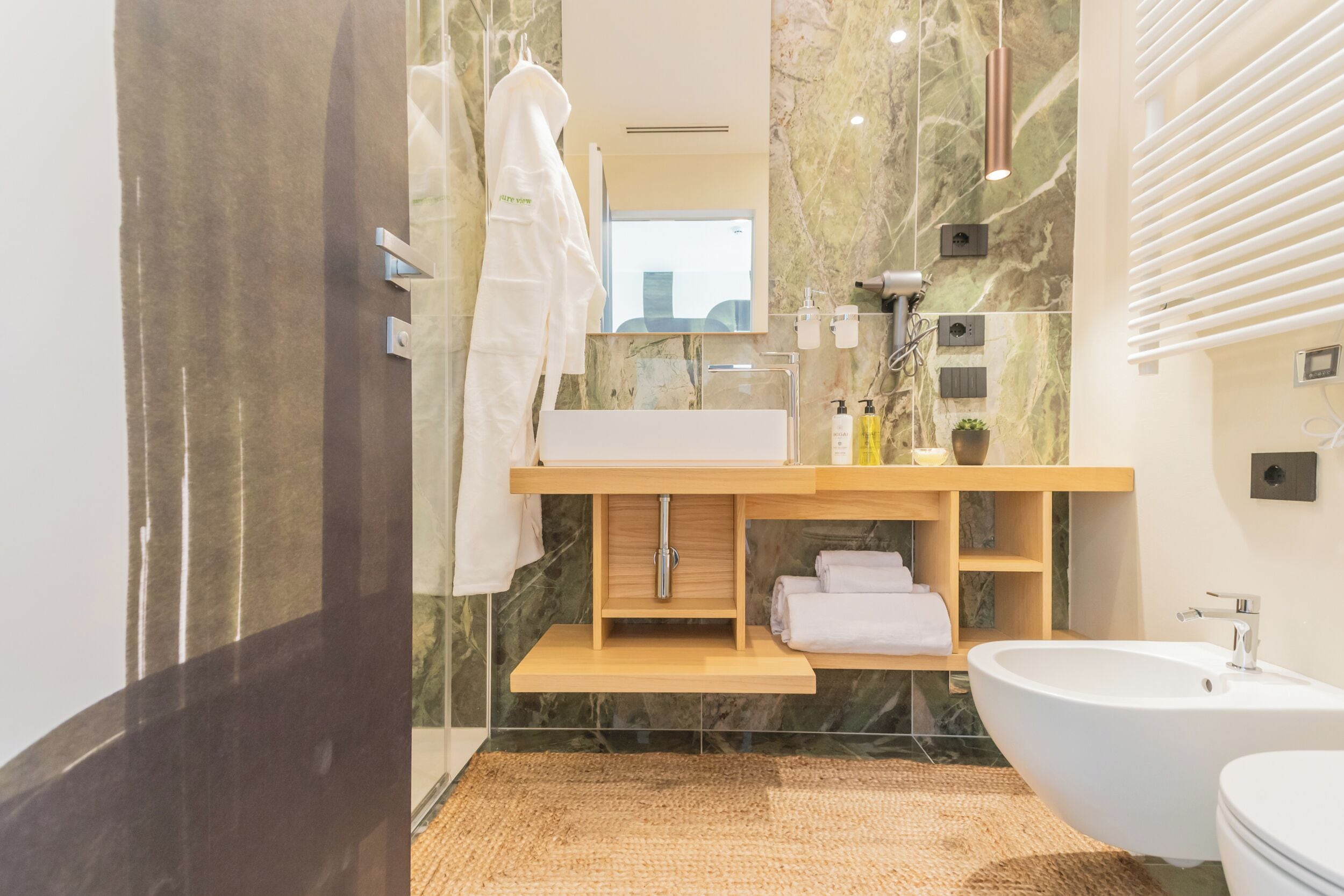 Double Room with Private Garden, CASSIOPEA | Baño | Ducha, zapatillas y bidé