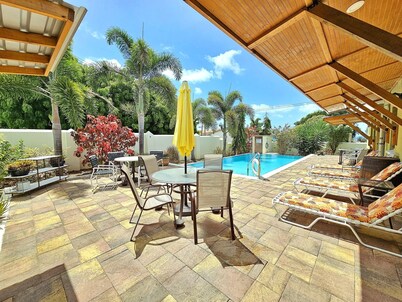 Gloria’s Retreat 
3-bedroom 3.5-bathroom Villa with AC