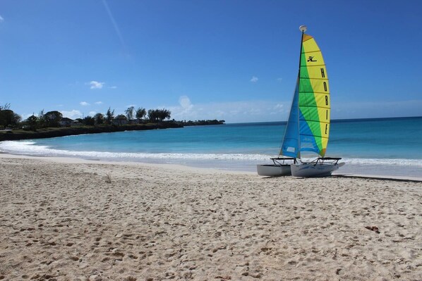 Chaises longues, serviettes de plage