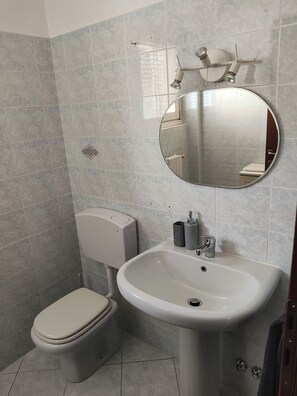 Bidé, håndklær og toalettpapir