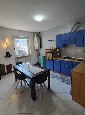 Frigorífico, horno, placa de cocina y lavavajillas