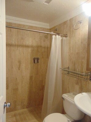 Dusche, Haartrockner, Handtücher, Seife