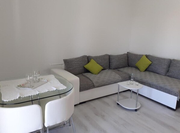 Apartment (Two Bedroom Apartment with Sea View) | Wohnzimmer | 32-Zoll-Flachbildfernseher mit Satellitenempfang