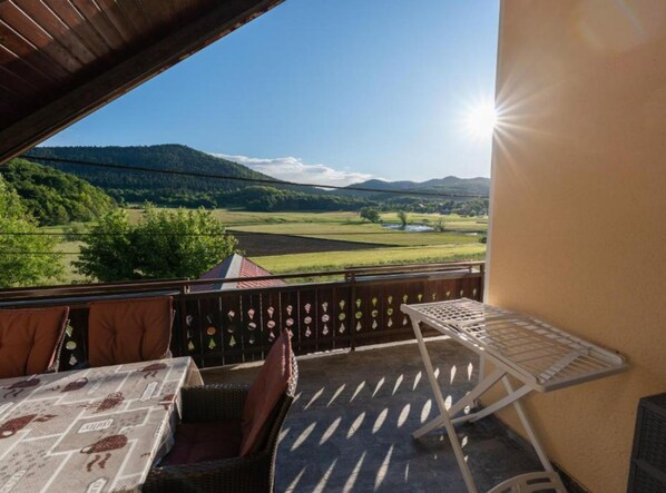Villa (Three Bedroom Villa) | Balcón