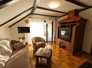 Villa (Three Bedroom Villa) | Salle de séjour | Téléviseur à écran plat de 32 po avec télévision par satellite