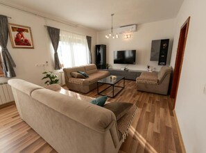 ヴィラ (Three Bedroom Villa) | リビングルーム | 32 インチの薄型テレビ (衛星放送視聴可)