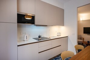 Kühlschrank, Mikrowelle, Ofen, Herdplatte