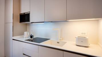 Réfrigérateur, micro-ondes, four, plaque de cuisson