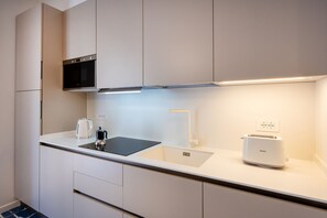 Kylskåp, mikrovågsugn, ugn och spishäll