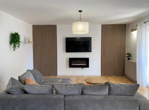 Leilighet (Two Bedroom Apartment) | Oppholdsrom | En 32-tommers Flatskjerm-TV med Parabol-TV