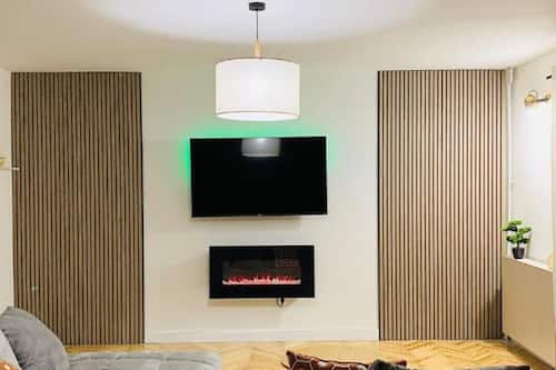 Apartment (Two Bedroom Apartment) | Wohnzimmer | 32-Zoll-Flachbildfernseher mit Satellitenempfang