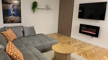 公寓 (Two Bedroom Apartment) | 客廳 | 32-吋平面電視,提供衛星頻道