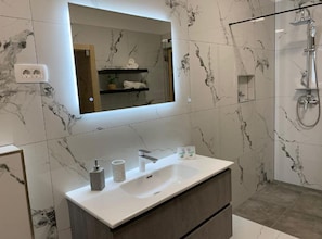 Apartment (Two Bedroom Apartment) | Bathroom | Shower, towels - Luxury Apartment Ivo With Jacuzzi Near the Beach (Podstrana)