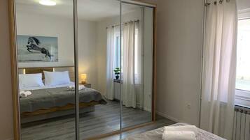 ์ํํธ (Two Bedroom Apartment) | 2 ๊ฐ์ ์นจ์ค